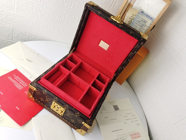 ルイヴィトンバッグ背面デザイン